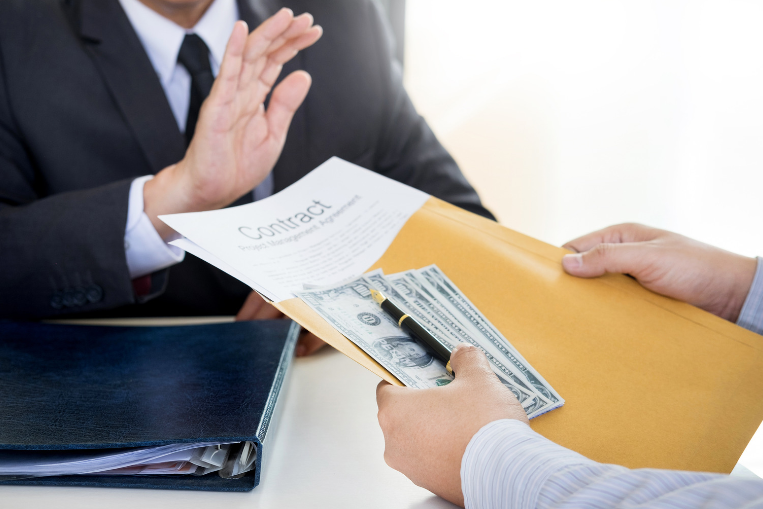 加大力度惩治行贿犯罪,调整起刑点和刑罚级别